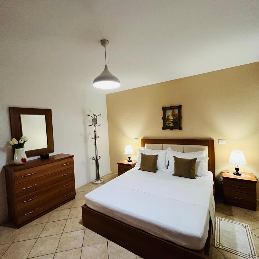 Iljazi'S Apartaments Vlorë Buitenkant foto
