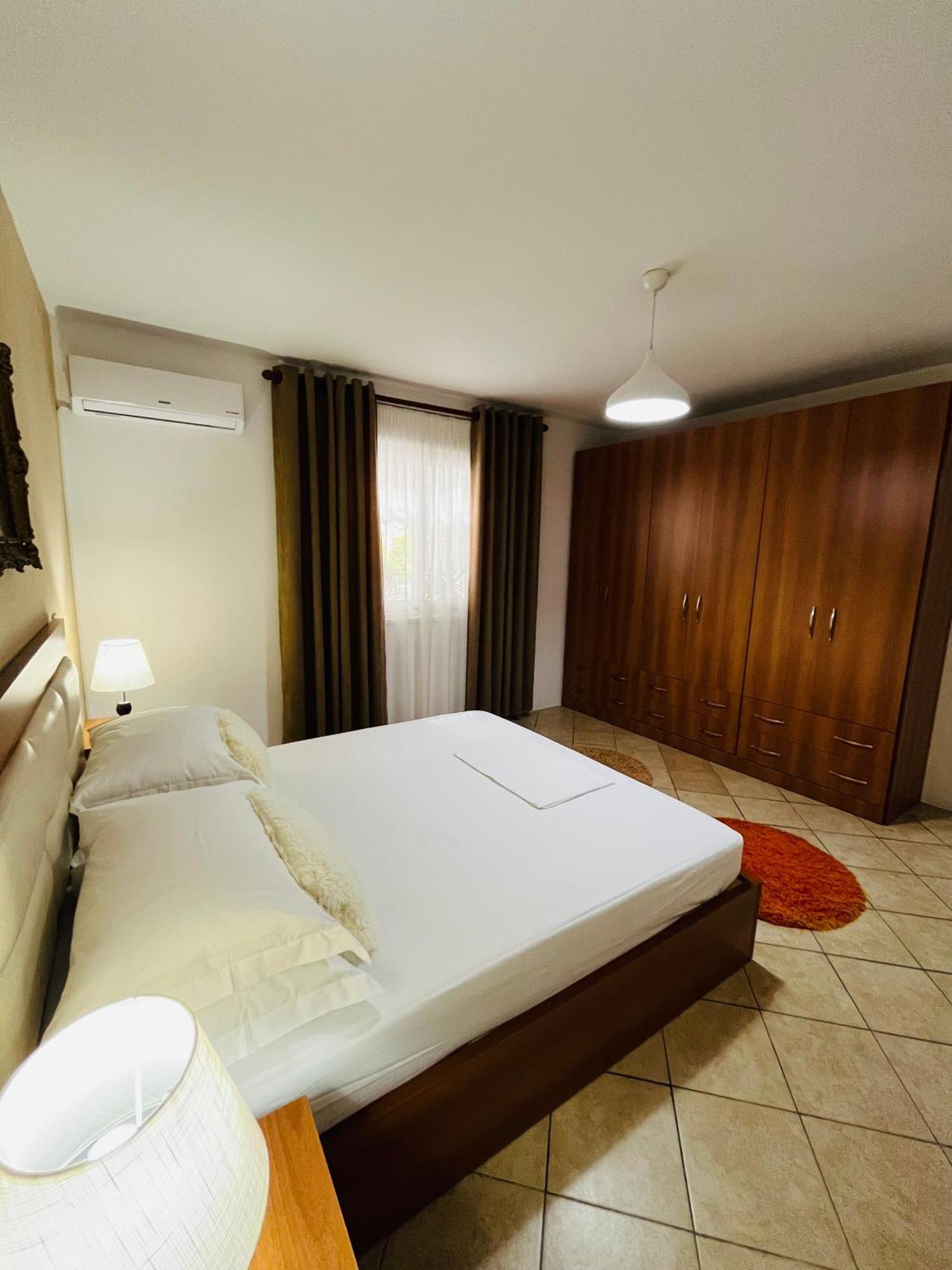 Iljazi'S Apartaments Vlorë Buitenkant foto