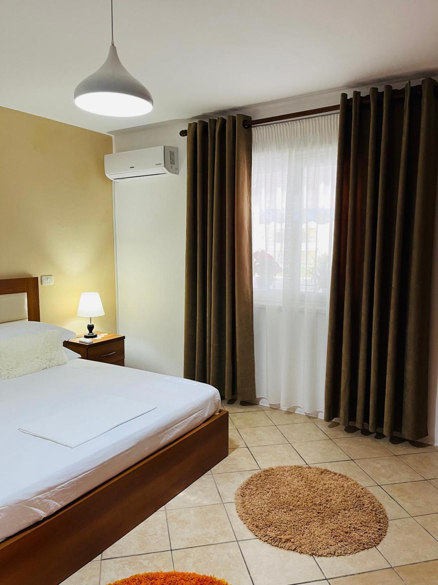 Iljazi'S Apartaments Vlorë Buitenkant foto