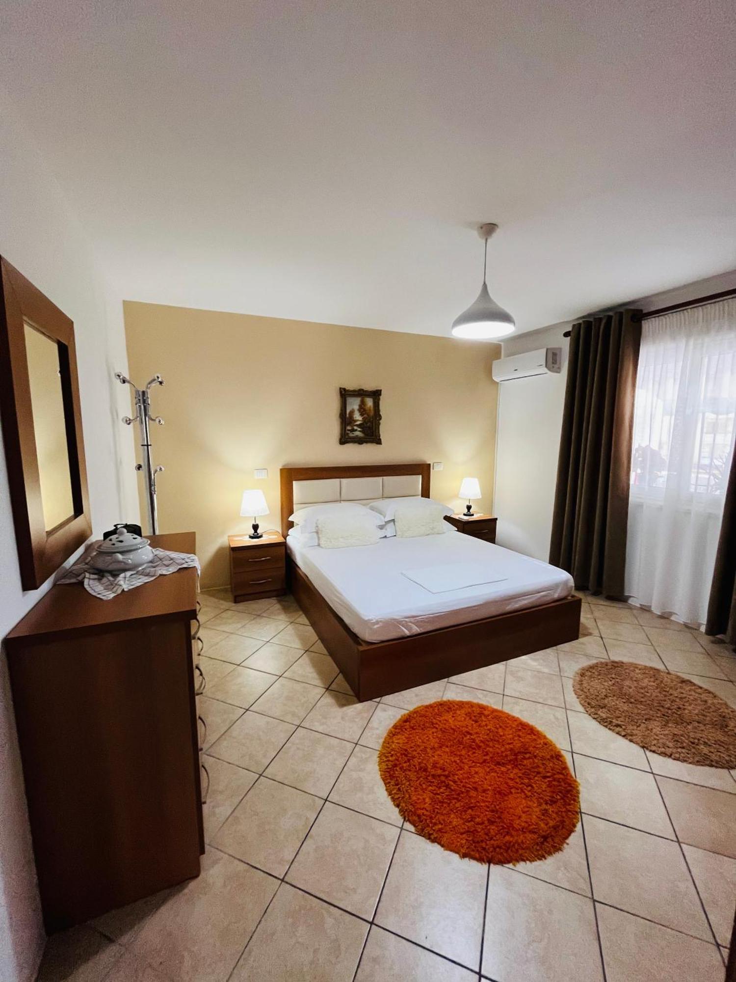 Iljazi'S Apartaments Vlorë Buitenkant foto