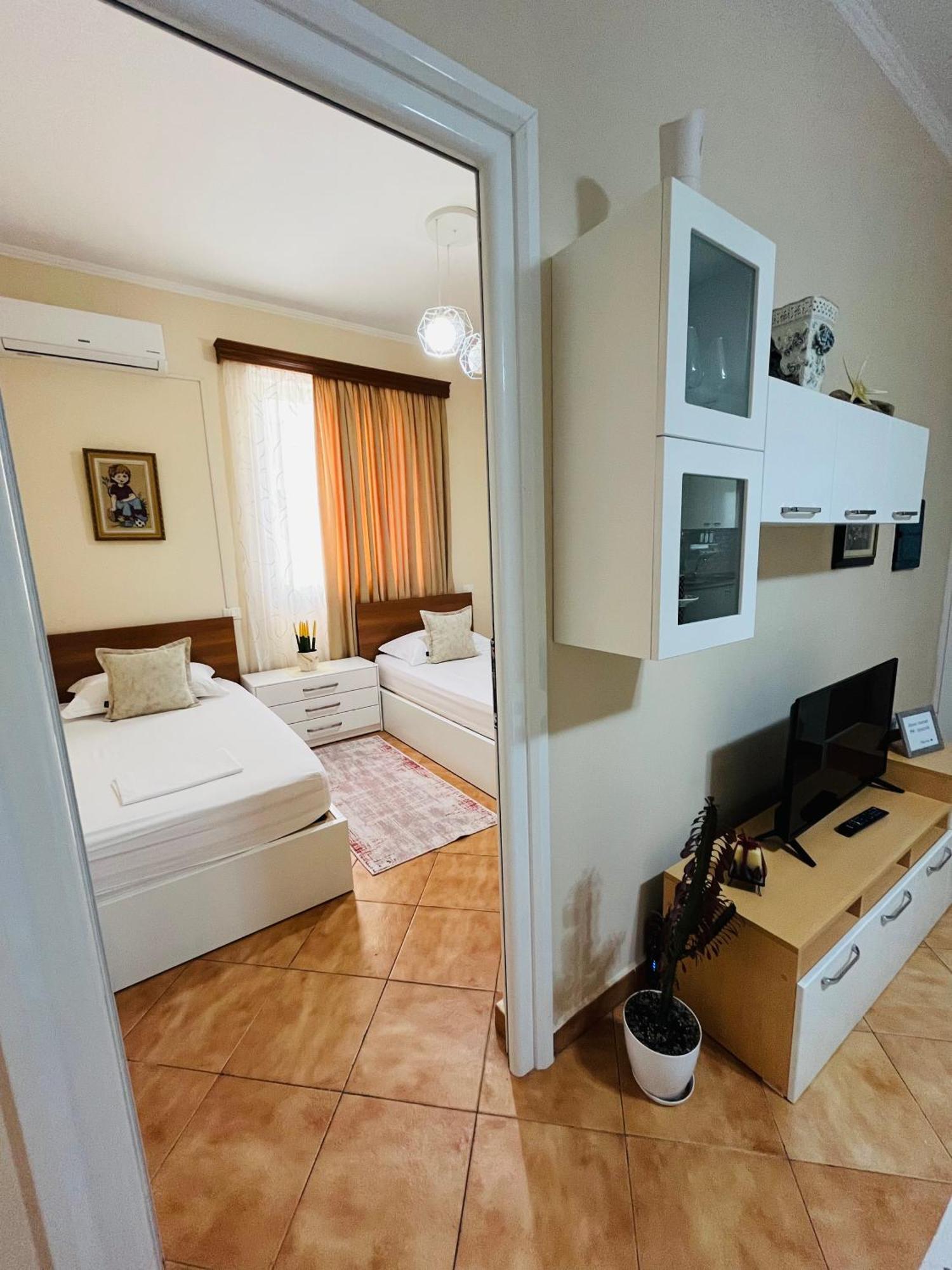 Iljazi'S Apartaments Vlorë Buitenkant foto