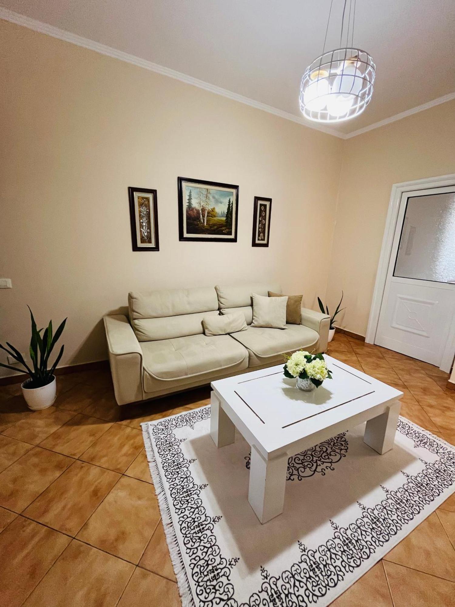 Iljazi'S Apartaments Vlorë Buitenkant foto