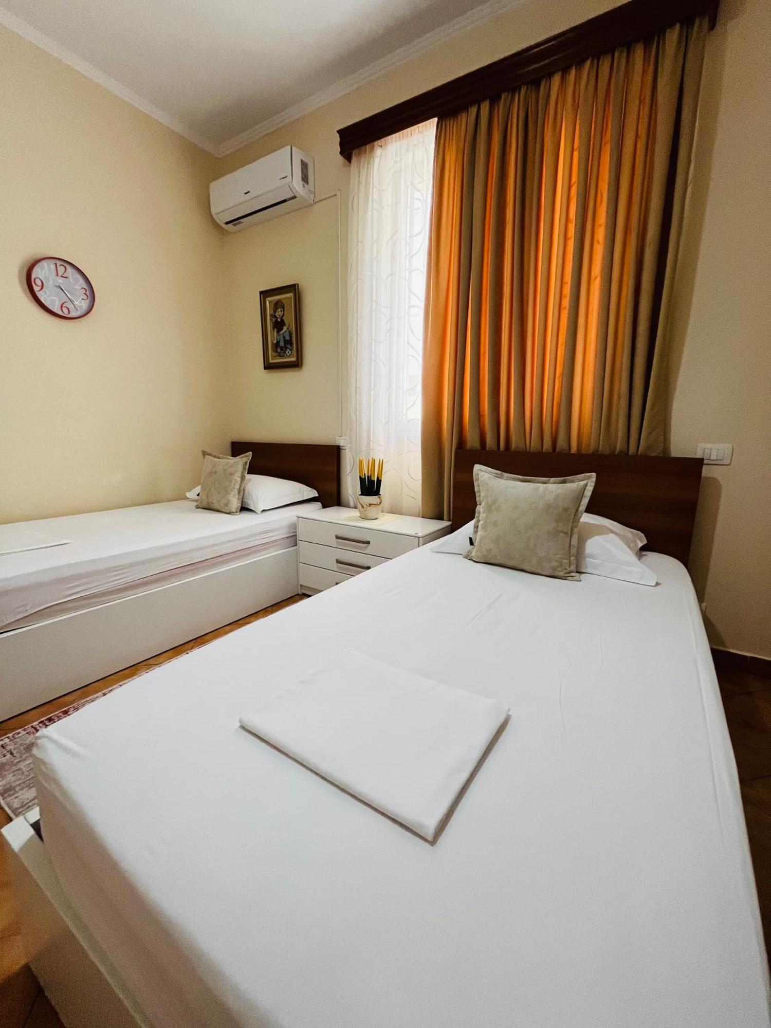 Iljazi'S Apartaments Vlorë Buitenkant foto