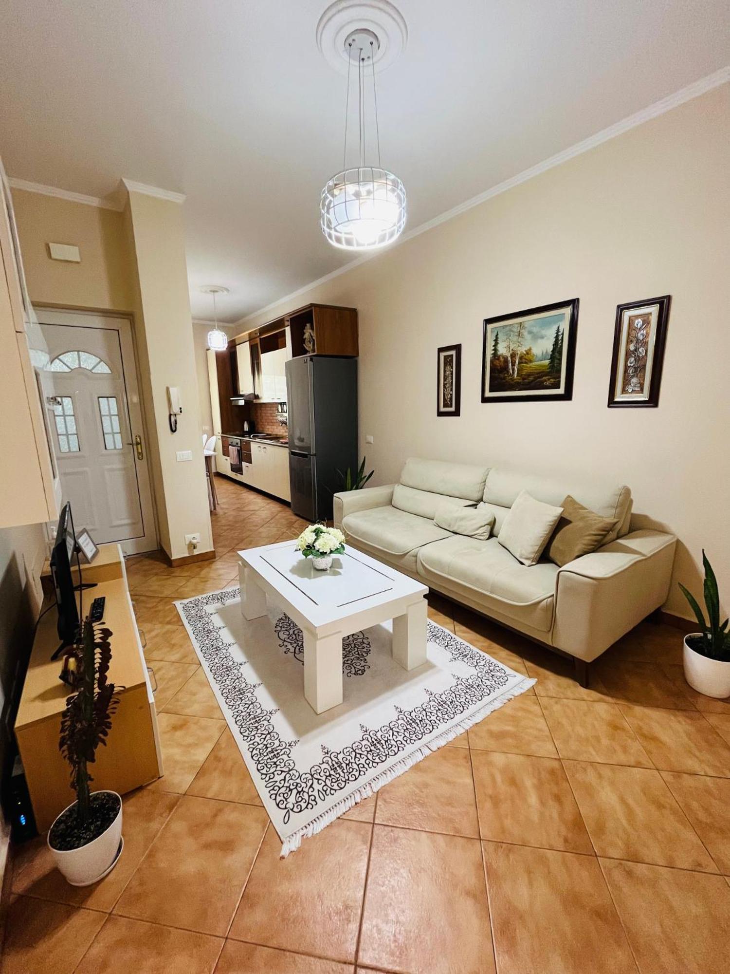 Iljazi'S Apartaments Vlorë Buitenkant foto