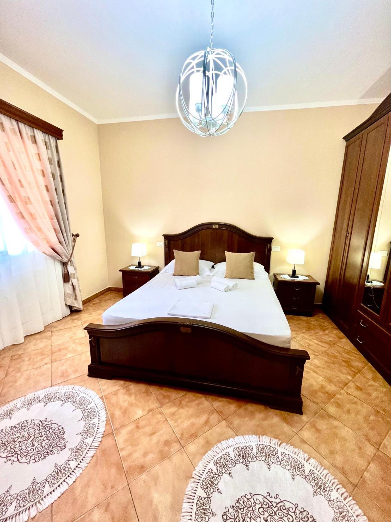 Iljazi'S Apartaments Vlorë Buitenkant foto