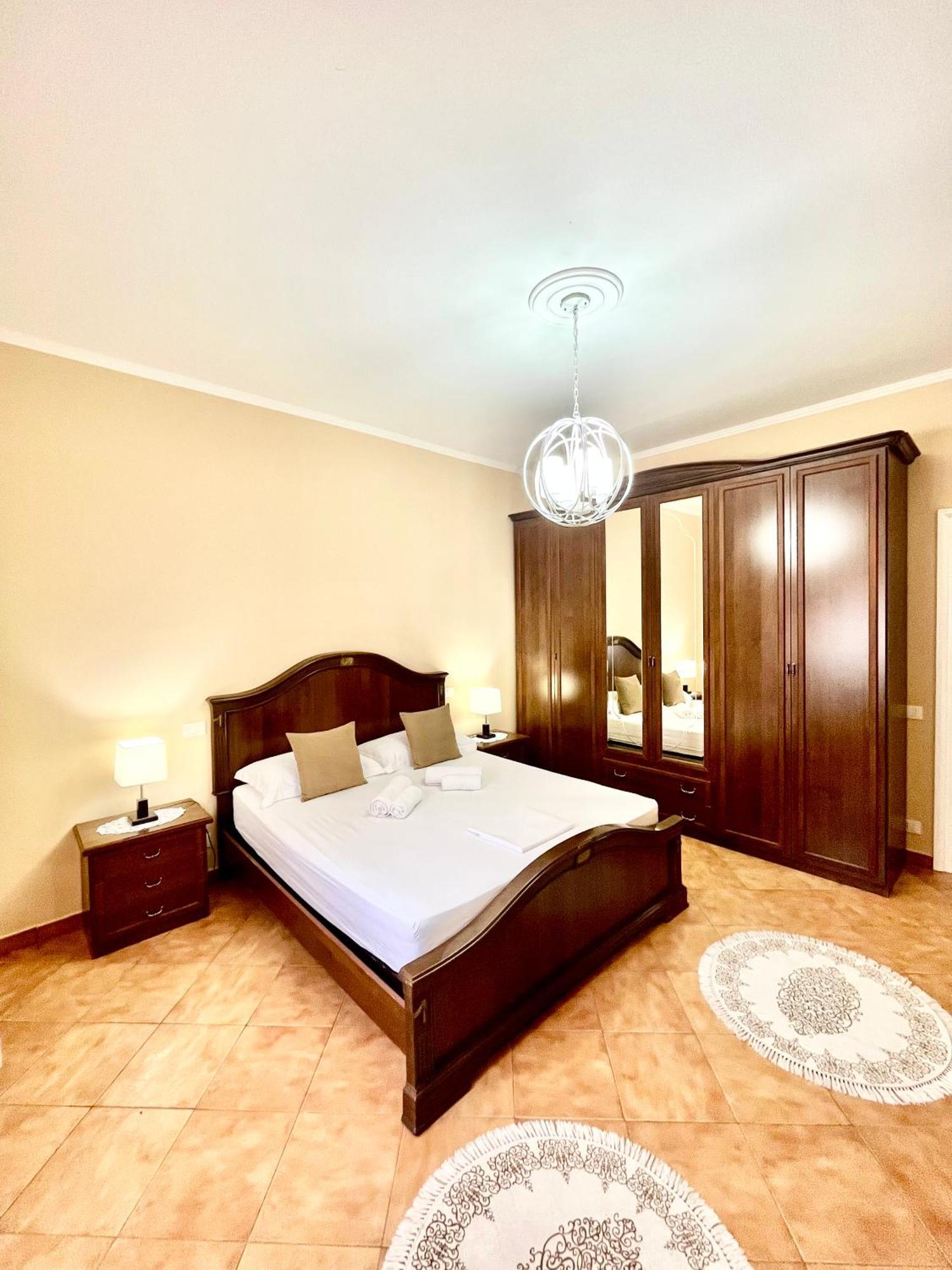 Iljazi'S Apartaments Vlorë Buitenkant foto