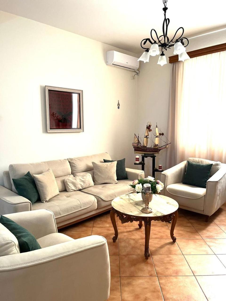 Iljazi'S Apartaments Vlorë Buitenkant foto