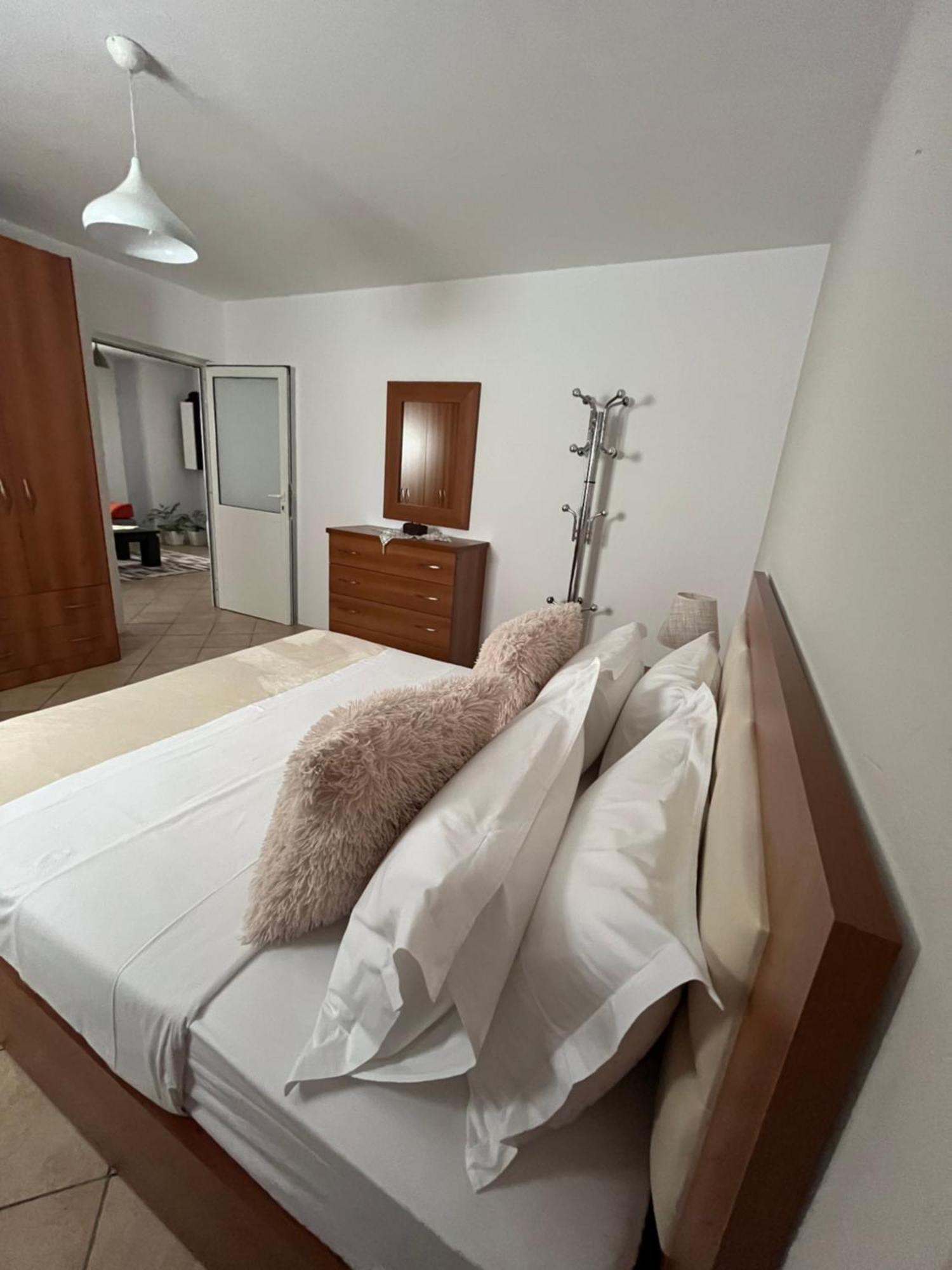 Iljazi'S Apartaments Vlorë Buitenkant foto