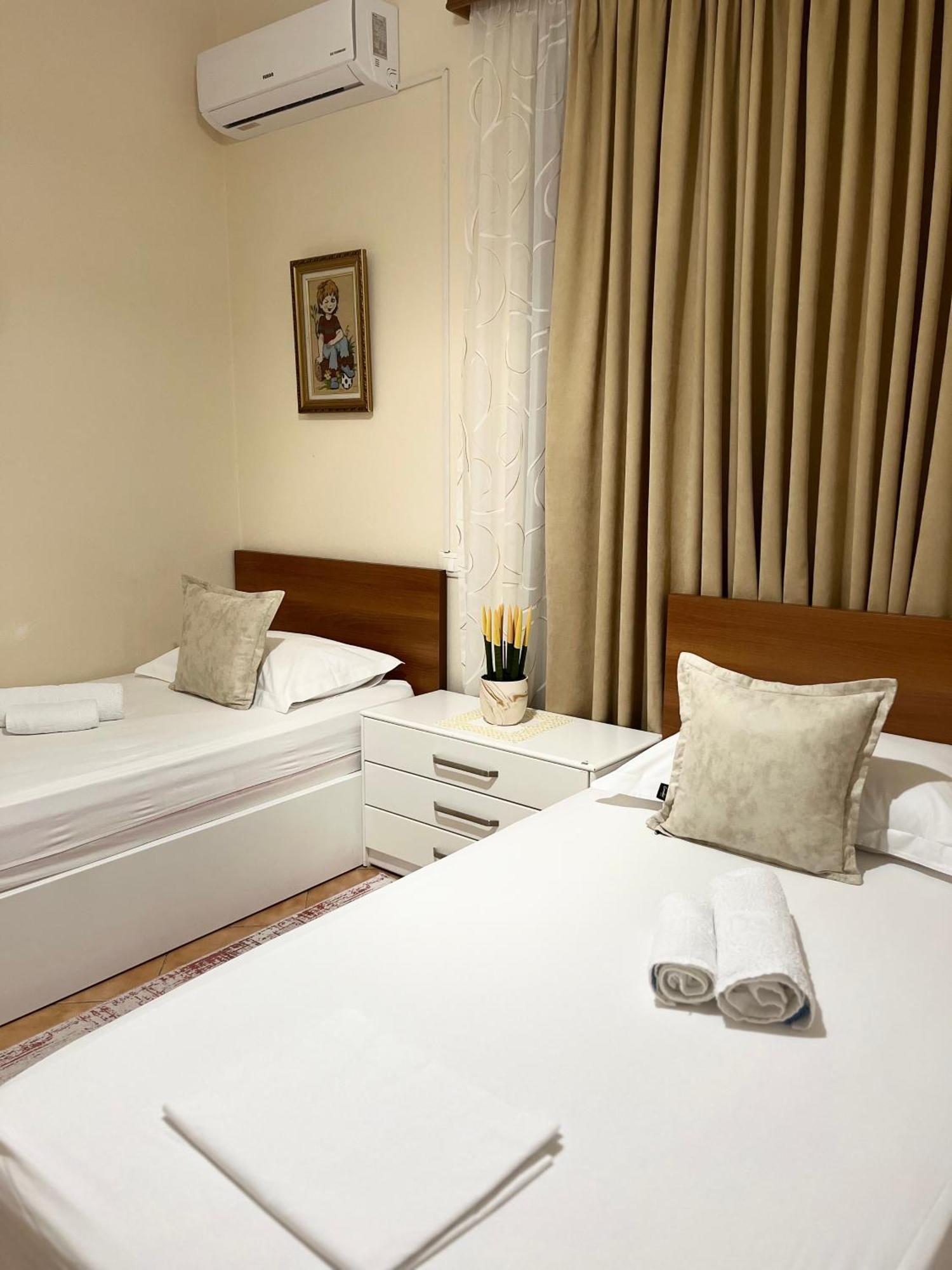 Iljazi'S Apartaments Vlorë Buitenkant foto