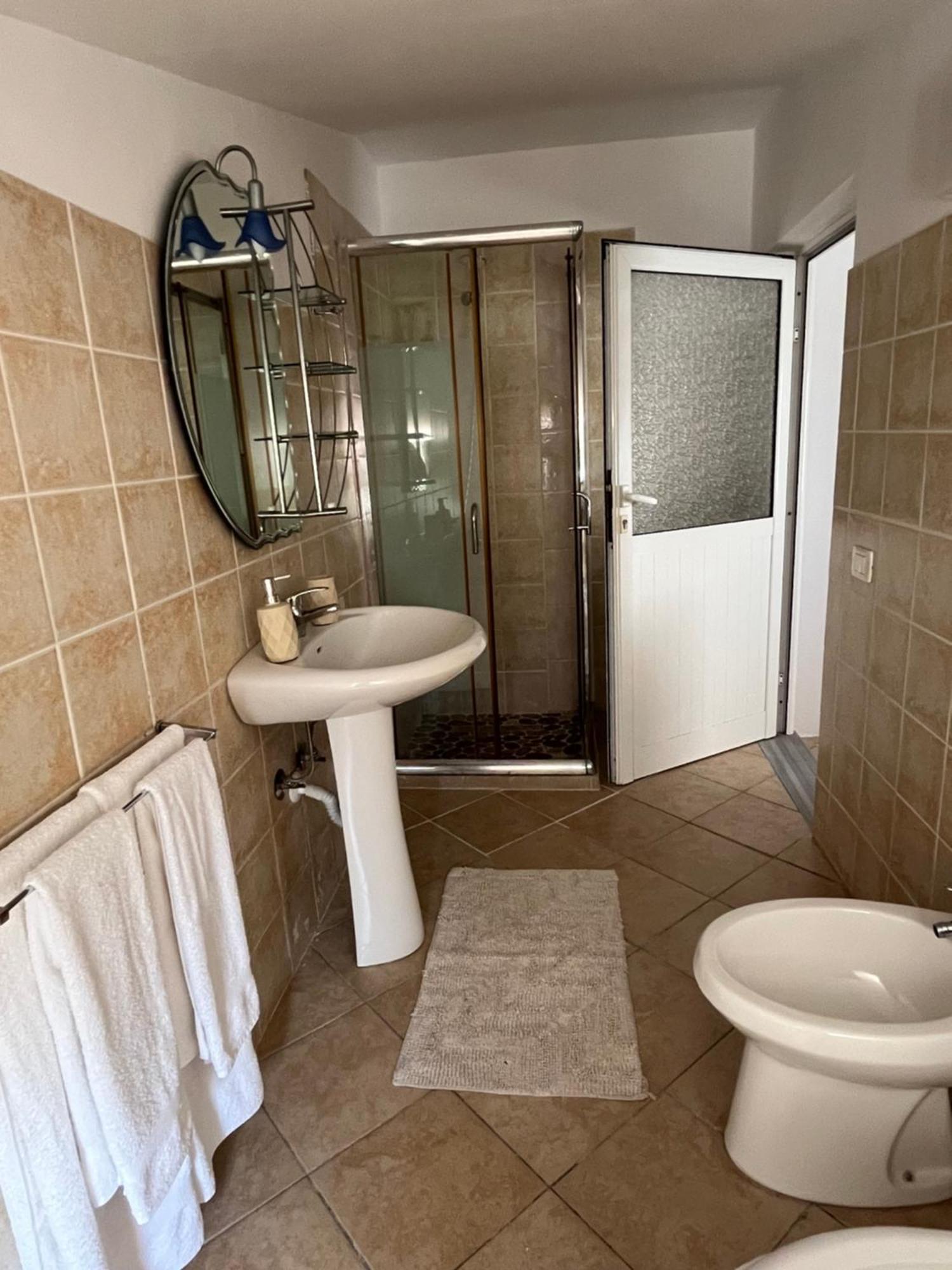 Iljazi'S Apartaments Vlorë Buitenkant foto
