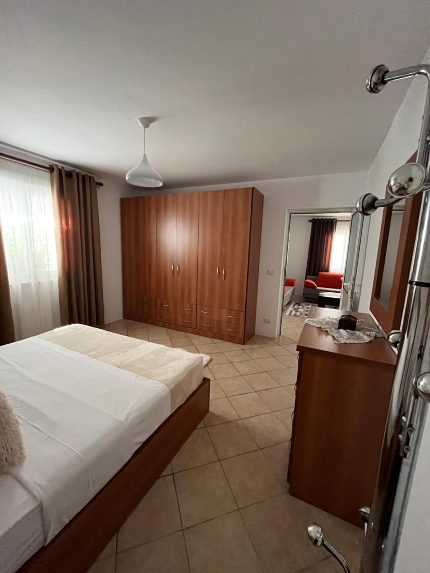 Iljazi'S Apartaments Vlorë Buitenkant foto
